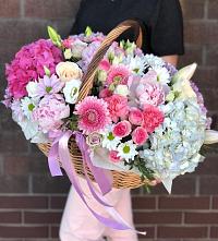 Композиция солнечный день в Посёлке Пеледуй Цветочная композиция из Розы, Хризантемы, Пионы и Лизиантусы в корзине в Посёлке Пеледуй