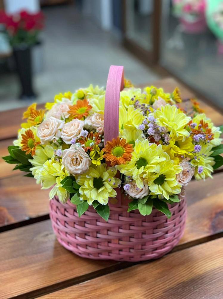 Цветочная композиция из Хризантемы и Розы в корзине в Посёлке Пеледуй