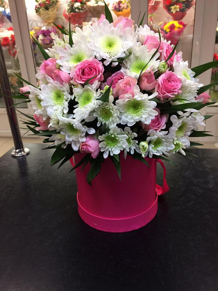 Цветочная композиция из Розы и Хризантемы в шляпной коробке в Посёлке Пеледуй