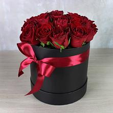 Цветочная композиция из Розы в шляпной коробке в Посёлке Пеледуй